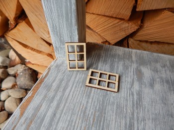 Dřevěný výřez okno šestidílné 2,5 x 3,7 cm