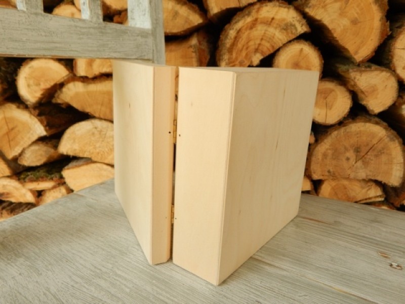 Dřevěná krabička 16 x 16 cm s kolíčkem 