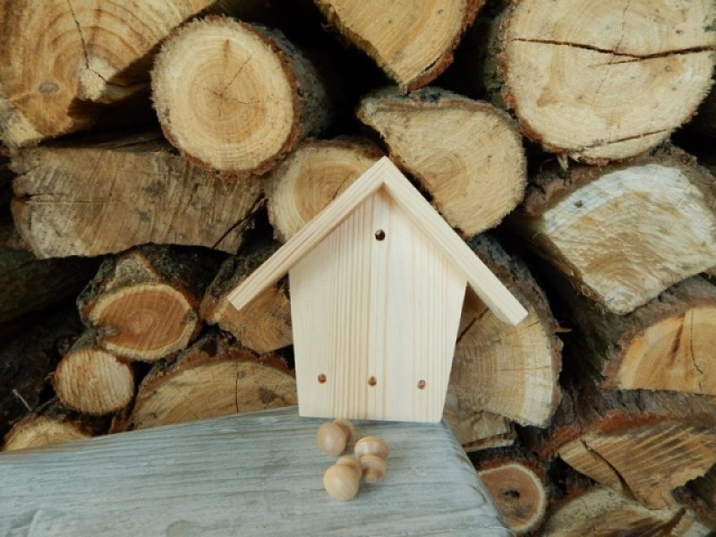Dřevěný věšák domeček