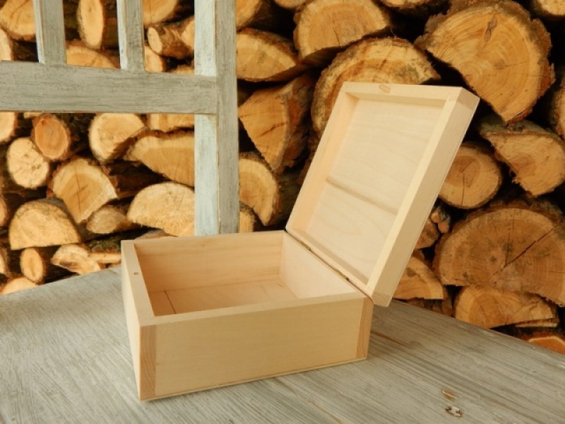 Dřevěná krabička 16 x 16 cm s kolíčkem 