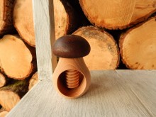 Dřevěný louskáček ořechů hnědý