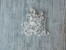 Kamínky dekorativní krystaly průhledné 1,5 cm  95 gr 