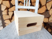 Dřevěná bednicčka malá s otvory bez nožiček
