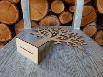 Dřevěný strom na šperky s lístečky 