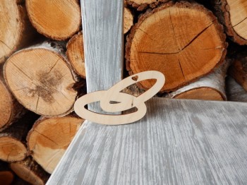 Dřevěný výřez snubní prstýnky