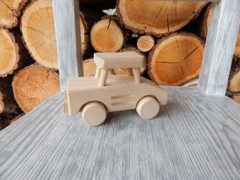 Dřevěné autíčko malé