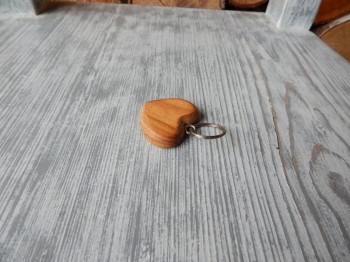 Přívěsek na klíče dřevěné srdíčko větší tmavé