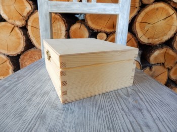 Krabička dřevěná 4 komory se zapínáním 
