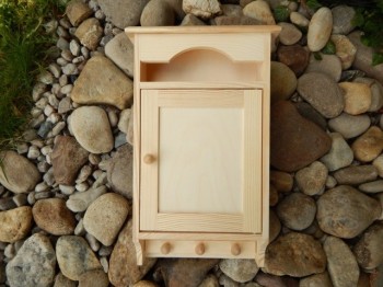 Dřevěná skříňka na klíče III
