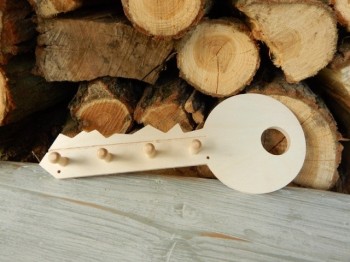 Dřevěný věšák klíč