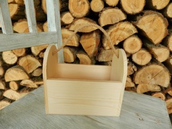 Dřevěná krabička na všelicos s provázkem