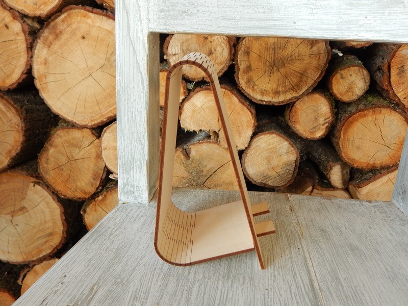 Dřevěný stojan na mobil menší