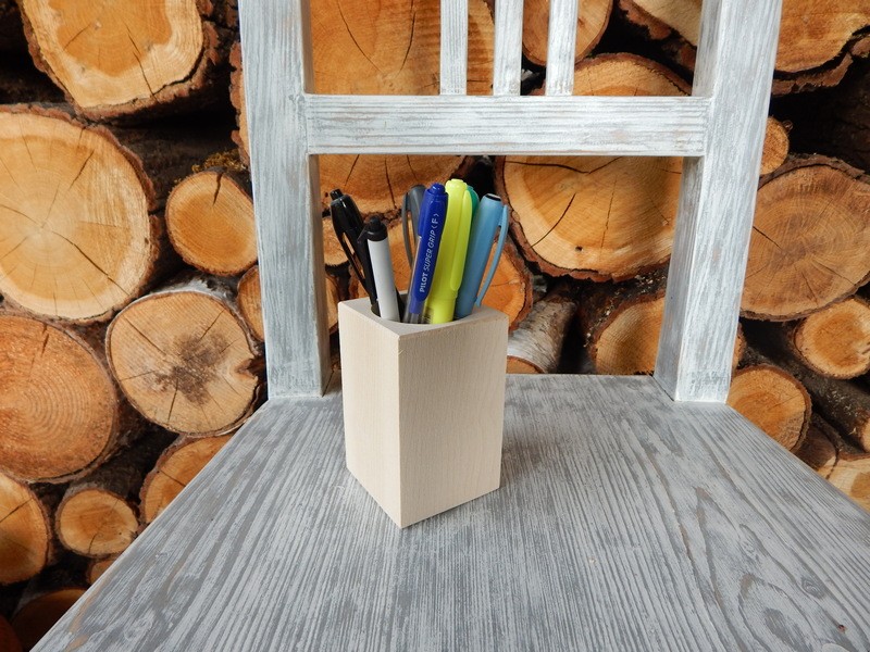 Dřevěný stojánek na tužky hranatý
