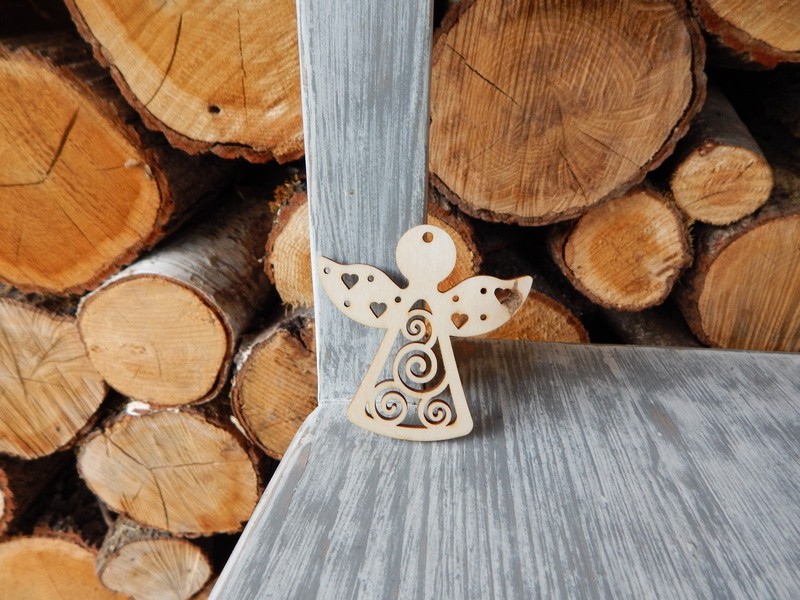 Dřevěný výřez andílek ozdobný