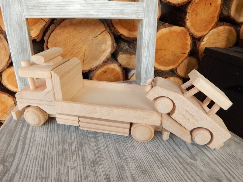Dřevěné odtahové auto