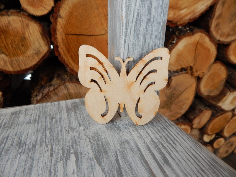 Dřevěný motýlek výřez 7 x 6 cm 