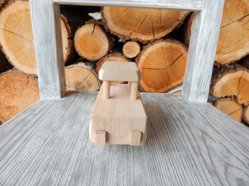 Dřevěné autíčko malé