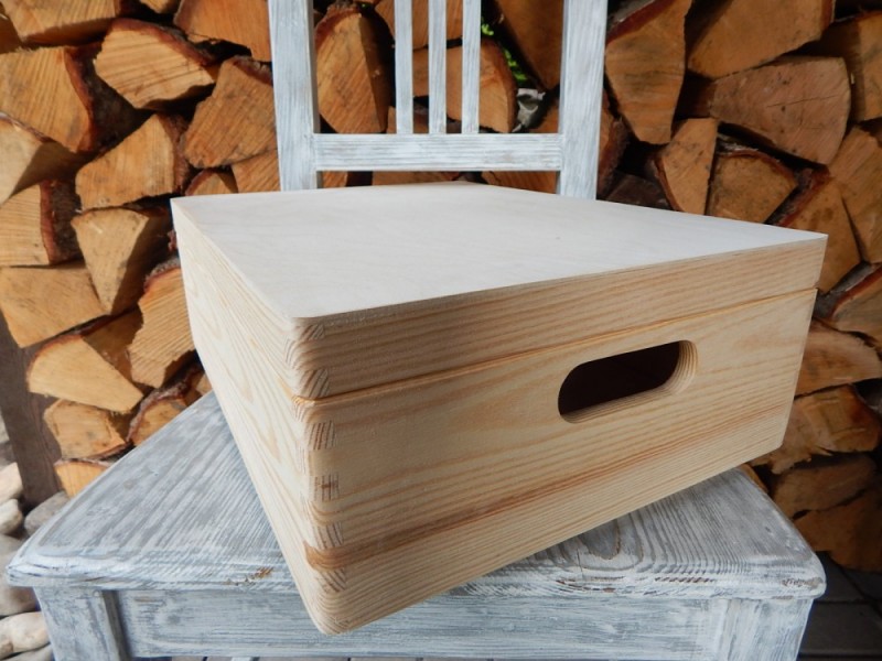 Dřevěná bednička střední s otvory