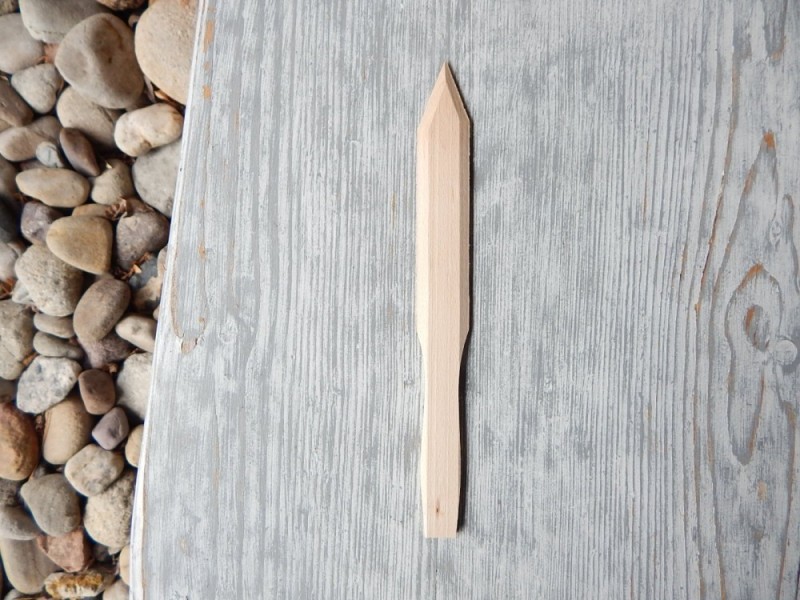 Dřevěný nožík na papír