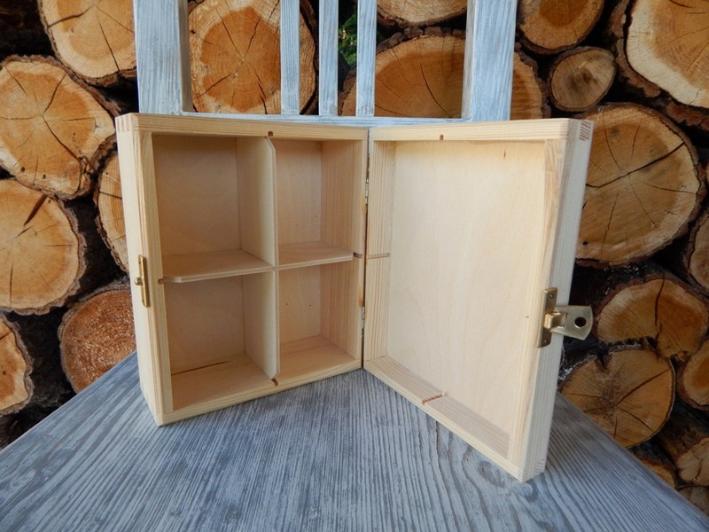 Krabička dřevěná 4 komory se zapínáním 