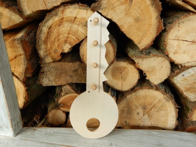 Dřevěný věšák klíč